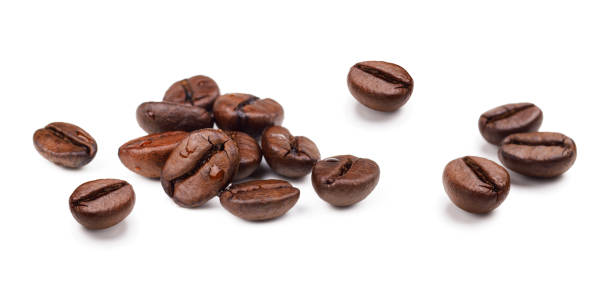 mucchio di chicchi di caffè tostati freschi isolati su sfondo bianco - coffee bean caffeine macro food foto e immagini stock