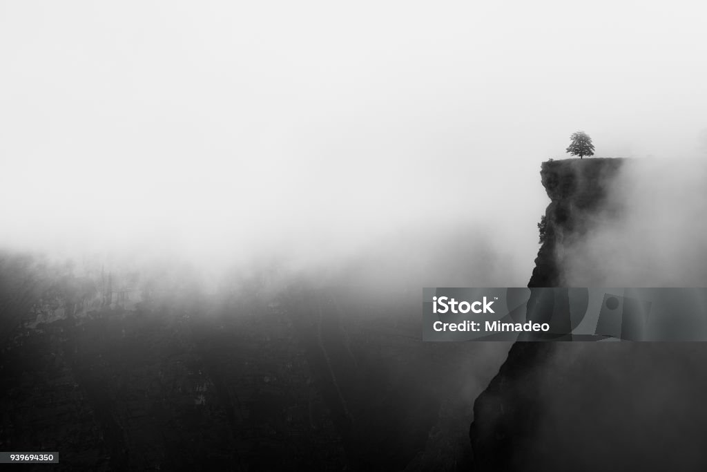 nebligen Canyon mit scharfen Felsen Iin Delika - Lizenzfrei Schwarzweiß-Bild Stock-Foto