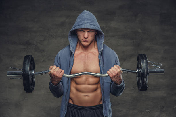 homem em um capuz azul prende a barra. - abdominal muscle muscular build barbell bicep - fotografias e filmes do acervo