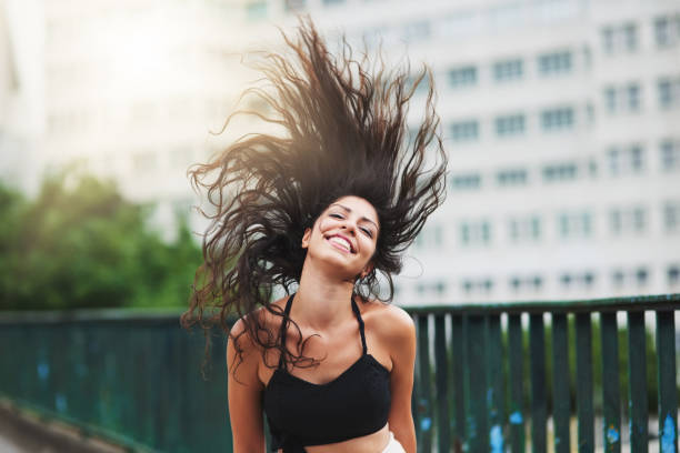 sie ist eine urbane mädchen - haare schütteln stock-fotos und bilder