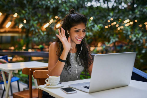 stabilire connessioni con persone in tutto il mondo - working outdoors foto e immagini stock