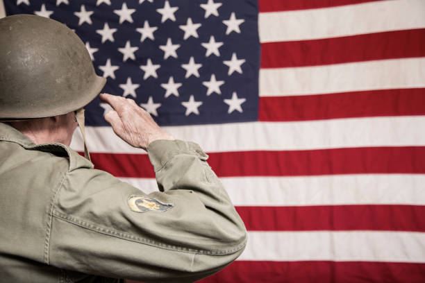 senior adulte usa forces armées militaires avec le drapeau américain. - veteran senior adult saluting armed forces photos et images de collection