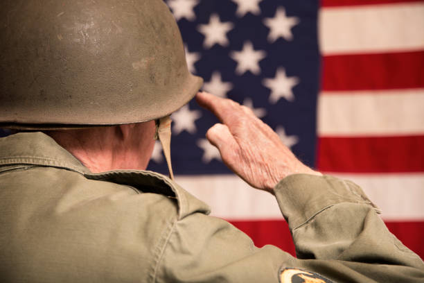 senior adulte usa forces armées militaires avec le drapeau américain. - veteran senior adult saluting armed forces photos et images de collection