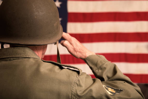 senior adulte usa forces armées militaires avec le drapeau américain. - veteran senior adult saluting armed forces photos et images de collection