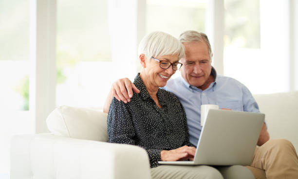 hast du erlebt? - senior adult couple computer retirement stock-fotos und bilder