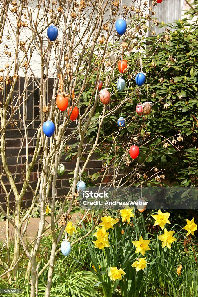 Ovos de Páscoa em galhos em um jardim - Foto de stock de Arbusto royalty-free