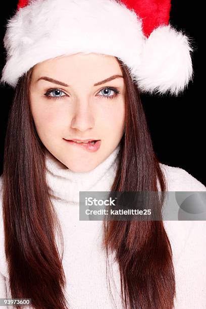 Photo libre de droit de Femme Mord Sa Lèvre Portant Chapeau De Père Noël banque d'images et plus d'images libres de droit de Adulte - Adulte, Beauté, Belle femme