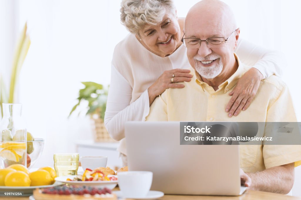 Senior Ehe suchen auf laptop - Lizenzfrei Seniorenpaar Stock-Foto