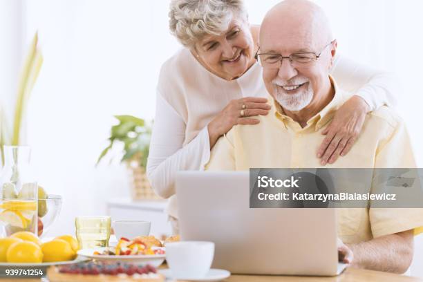 Senior Ehe Suchen Auf Laptop Stockfoto und mehr Bilder von Seniorenpaar - Seniorenpaar, Einkaufen, Senioren - Männer