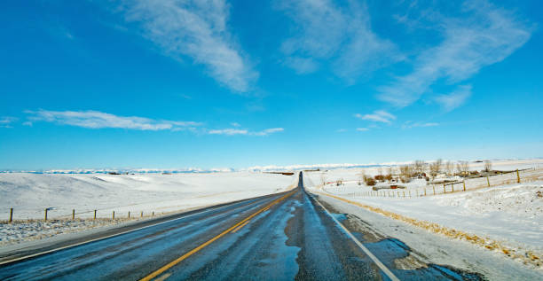 vista de panorámica carretera 540 de la pradera de alberta en marzo - southern alberta fotografías e imágenes de stock