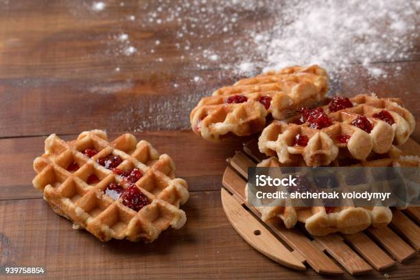 Leckere Hausgemachte Waffeln Und Erdbeermarmelade Stockfoto und mehr Bilder von Beere - Pflanzenbestandteile - Beere - Pflanzenbestandteile, Belgien, Belgische Kultur