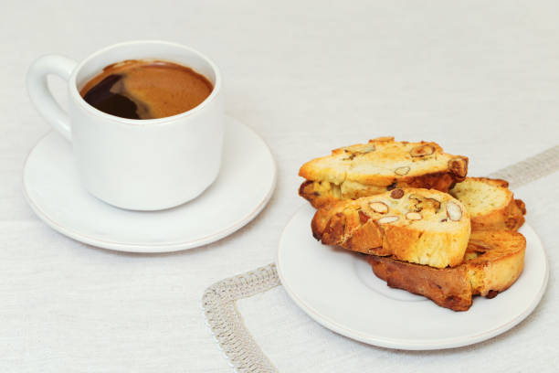 włoski domowej roboty biscotti z orzechami - biscotti cookie coffee tea zdjęcia i obrazy z banku zdjęć