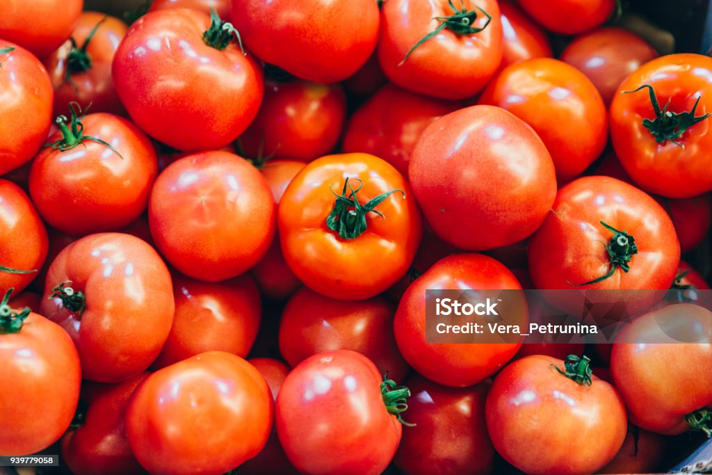 consistenza pomodori rossi in testa. ortaggi di fondo - Foto stock royalty-free di Pomodoro