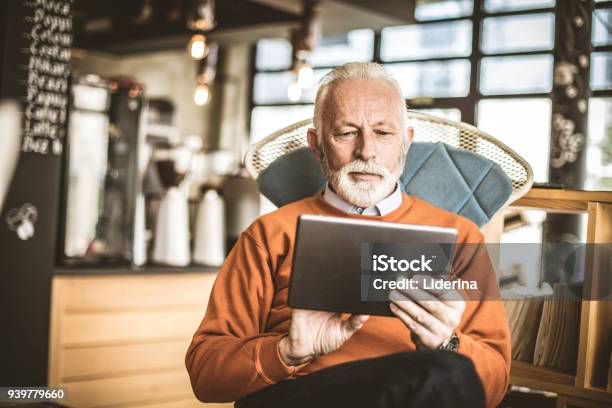 Leitenden Geschäftsmann Mit Technologie Stockfoto und mehr Bilder von Alter Erwachsener - Alter Erwachsener, Computer, Männer