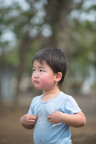 istock Child standing up after stambling 939791162