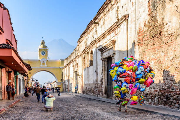 arco di santa catalina, rovine e vulcano, antigua, guatemala - santa catalina monastery foto e immagini stock