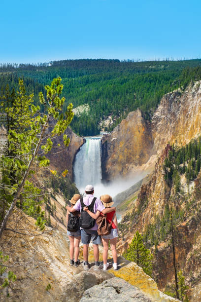 편안 하 고 산에 여행 하이킹에 폭포의 아름 다운 경치를 즐기는 가족. - wyoming family mountain vacations 뉴스 사진 이미지