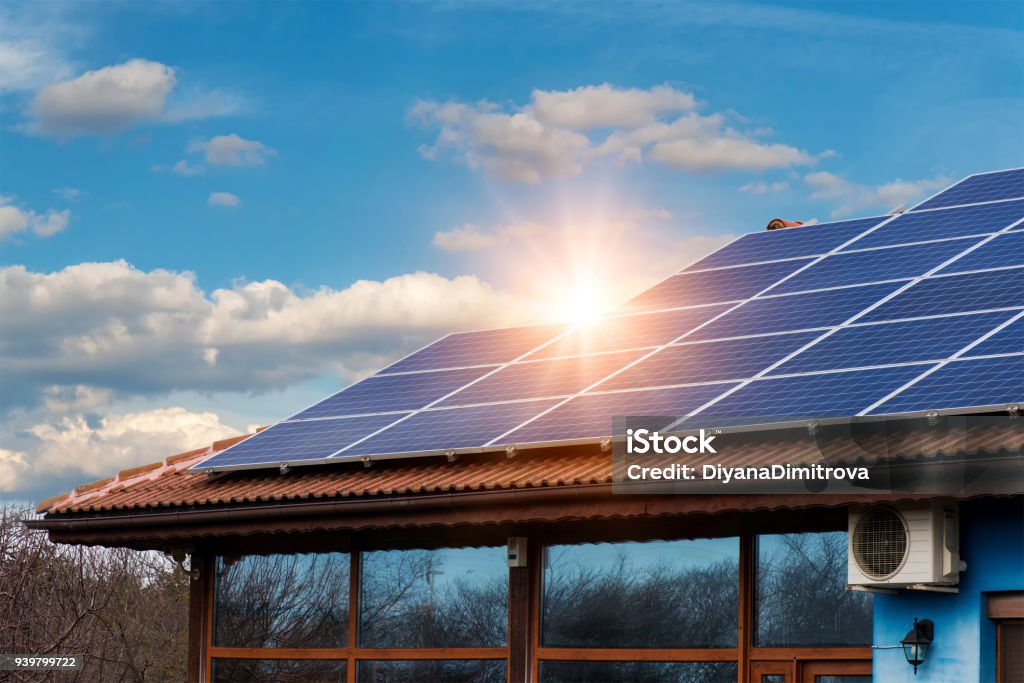 Painel Solar no telhado vermelho - Foto de stock de Painel Solar royalty-free