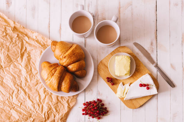 köstliches frühstück - butter bread breakfast table stock-fotos und bilder