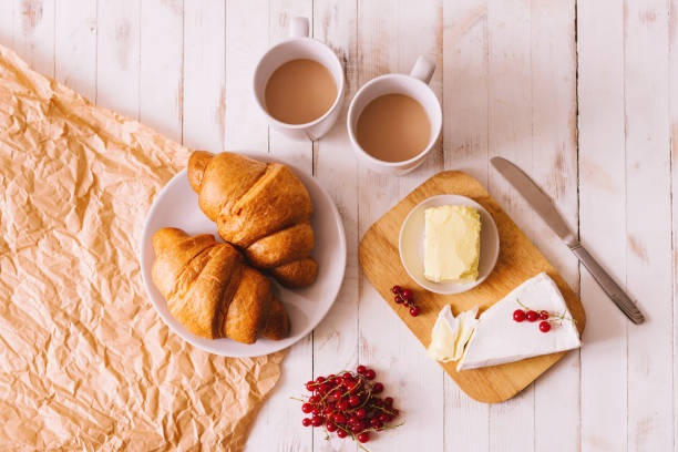 délicieux petit déjeuner - butter bread breakfast table photos et images de collection