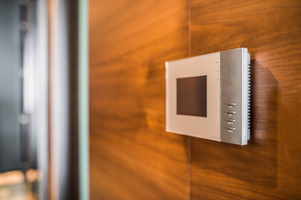 видео домофон дисплей на деревянной стене возле входной двери - контролировать панель стоковые фото и изображения