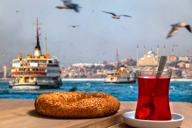 simit ve çay istanbul'da - boğaziçi fotoğraflar stok fotoğraflar ve resimler
