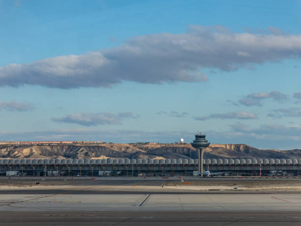 un avión se prepara para despegar en la pista de la terminal t4 del aeropuerto de barajas de madrid adolfo suárez. barajas es el principal aeropuerto internacional que sirve de madrid en españa. - air traffic control tower fotografías e imágenes de stock