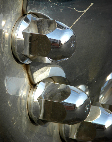 chrome truck lug nuts