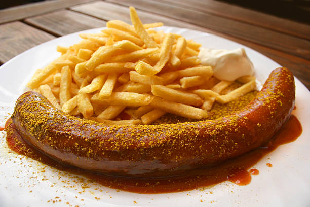 tedesco "currywurst mit pommes" - kalorienbombe foto e immagini stock