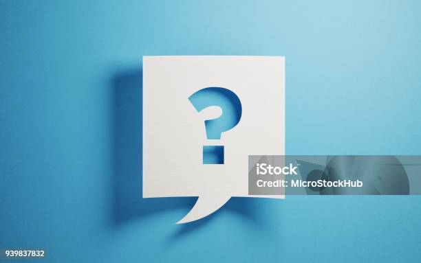 Burbuja De Chat Blanco Sobre Fondo Azul Foto de stock y más banco de imágenes de Signo de interrogación - Signo de interrogación, Pregunta y respuesta, Incertidumbre