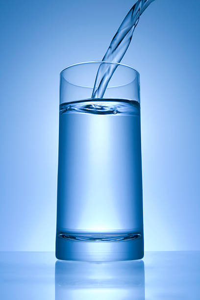 Wlewając szklankę wody – zdjęcie