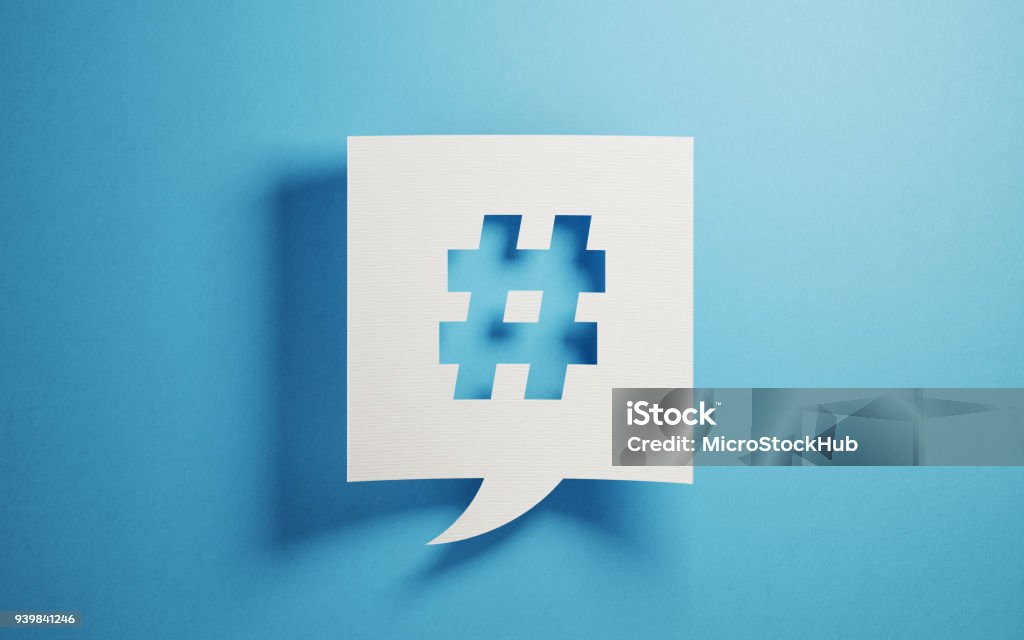 Weisse Sprechblase auf blauem Hintergrund - Lizenzfrei Hashtag Stock-Foto