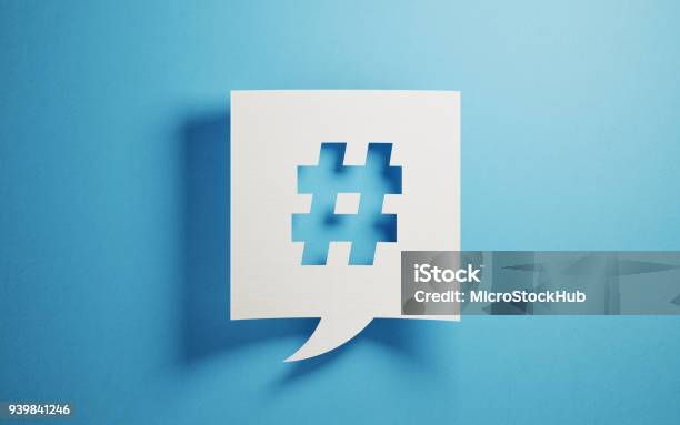 Weisse Sprechblase Auf Blauem Hintergrund Stockfoto und mehr Bilder von Hashtag - Hashtag, Soziales Netzwerk, Bloggen