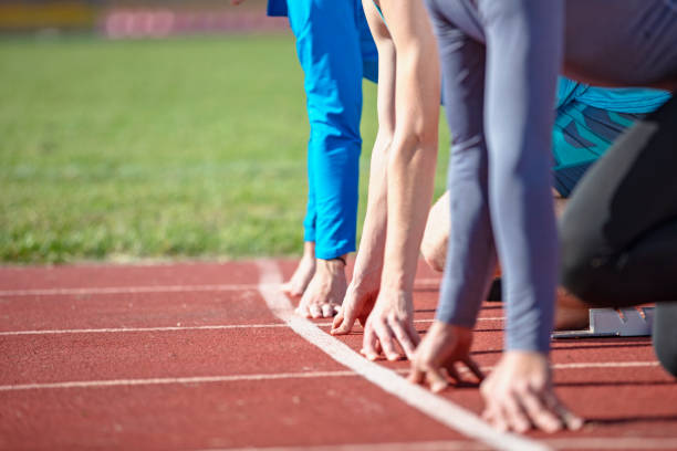 sportowcy na linii startu sprintu w lekkoatletyce - the way forward audio zdjęcia i obrazy z banku zdjęć