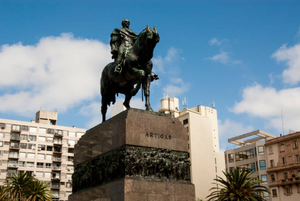 istock MONTEVIDEO, URUGUAY – Plaza Independencia 939841732