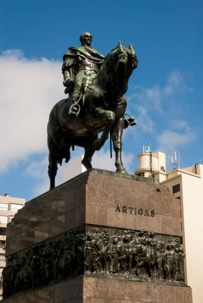 istock MONTEVIDEO, URUGUAY – Plaza Independencia 939841734