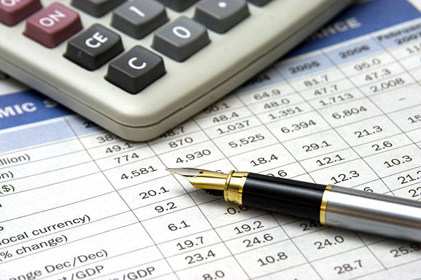калькулятор, ручка и фонтан - interest rate stock exchange newspaper finance стоковые фото и изображения