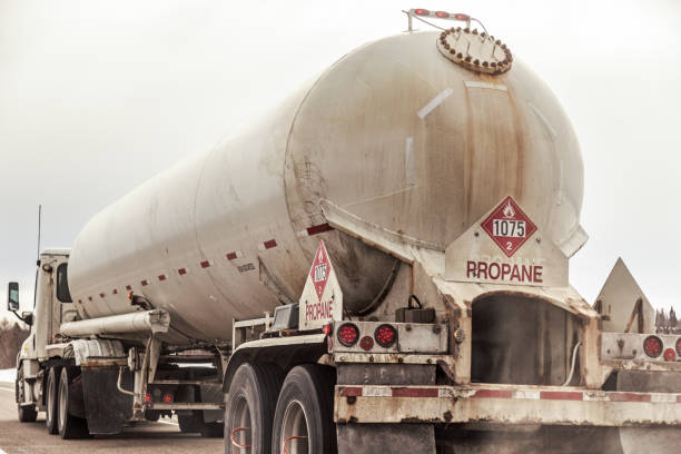 가연성 가스 게시와 프로 판 배달 트럭 - truck fuel tanker chemical transportation 뉴스 사진 이미지