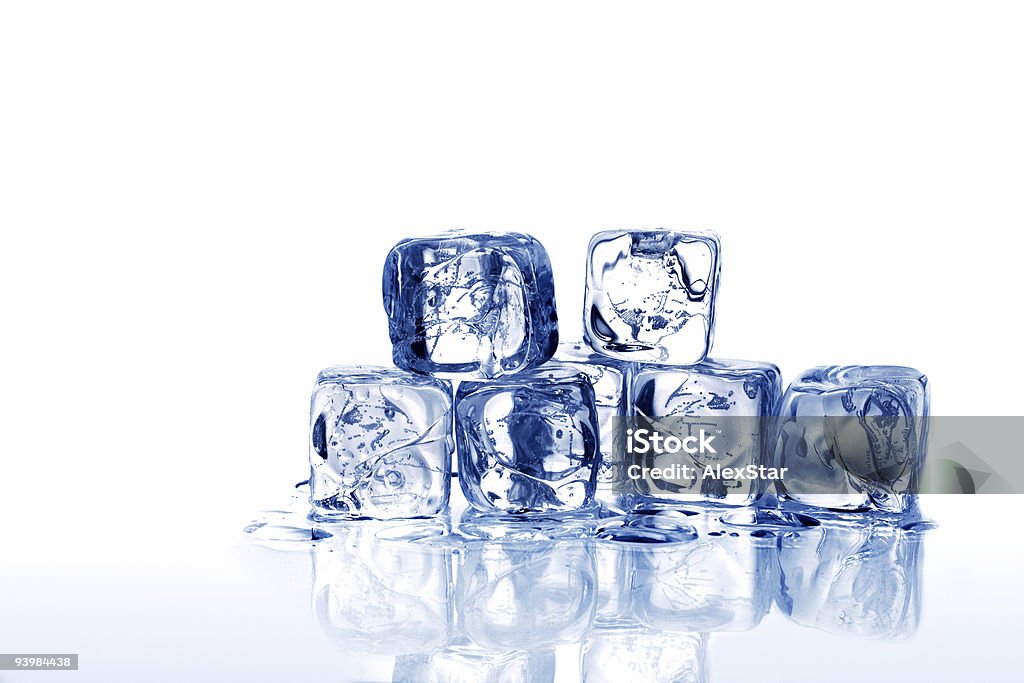 Azul cubos de hielo - Foto de stock de Agua libre de derechos