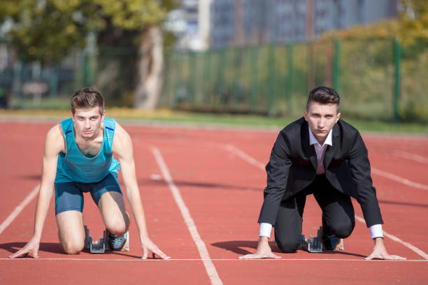 metáfora del negocio de estar adelante, ganando en el negocio. - businessman starting block business sport fotografías e imágenes de stock