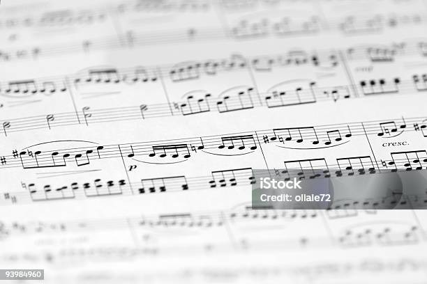 Hoja De Música Con Foco Suave Blanco Y Negro La Imagen Foto de stock y más banco de imágenes de Hoja de Partitura