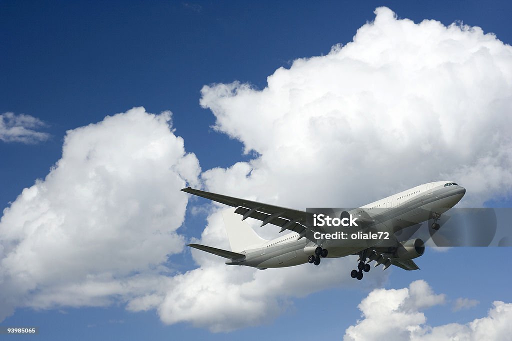 항공기 날아가는 파란색 흐린날 스카이, 측면 보기 - 로열티 프리 0명 스톡 사진