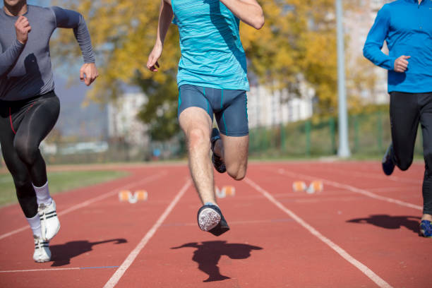 atletas no sprint iniciar a linha na pista e campo - rivalry starting block track and field athlete track and field - fotografias e filmes do acervo