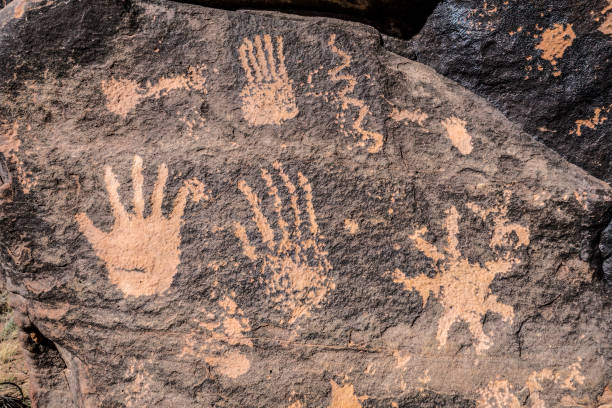 símbolos del pasado - cave painting indigenous culture art arizona fotografías e imágenes de stock