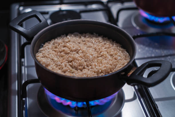 приготовление риса - brown rice basmati rice rice cereal стоковые фото и изображения