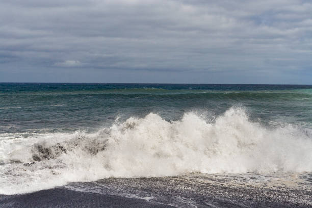 тяжелые волны с гребнем белой волны в шторм - 2677 стоковые фото и изображения
