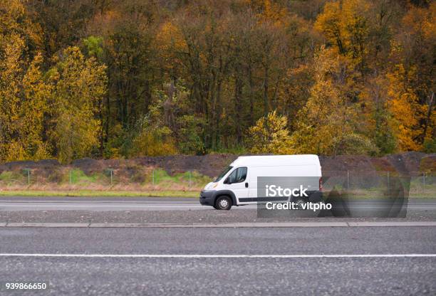 Kommerzielle Fracht Und Kleinunternehmen Minivan Gehen Auf Der Straße Mit Herbst Gelb Bäume Auf Dem Grund Stockfoto und mehr Bilder von Personentransporter