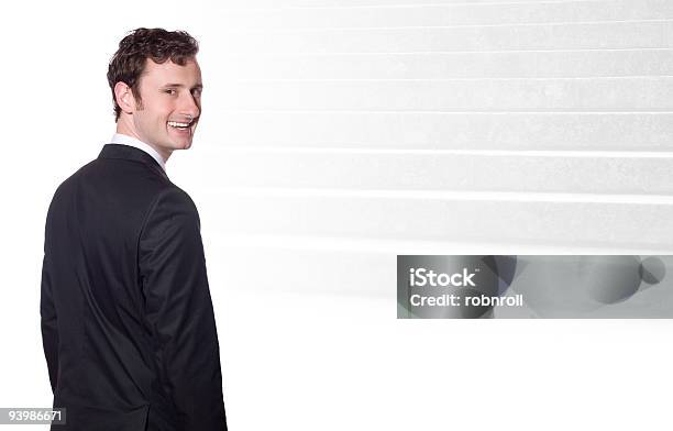Lächelnd Geschäftsmann Die Treppe Zum Erfolg Stockfoto und mehr Bilder von Anzug - Anzug, Arbeit und Beschäftigung, Der Weg nach vorne