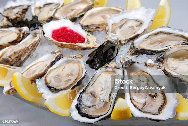 Ostriche Nel Ghiaccio - Fotografie stock e altre immagini di Antipasto - Antipasto, Cibo, Composizione orizzontale