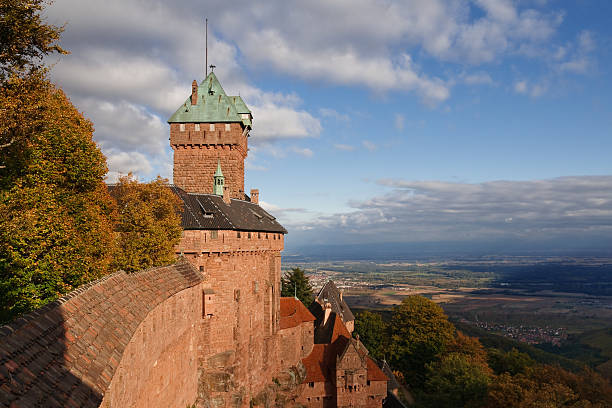 schloss haut-koenigsbourg inmitten von, elsass, frankreich - koenigsbourg stock-fotos und bilder